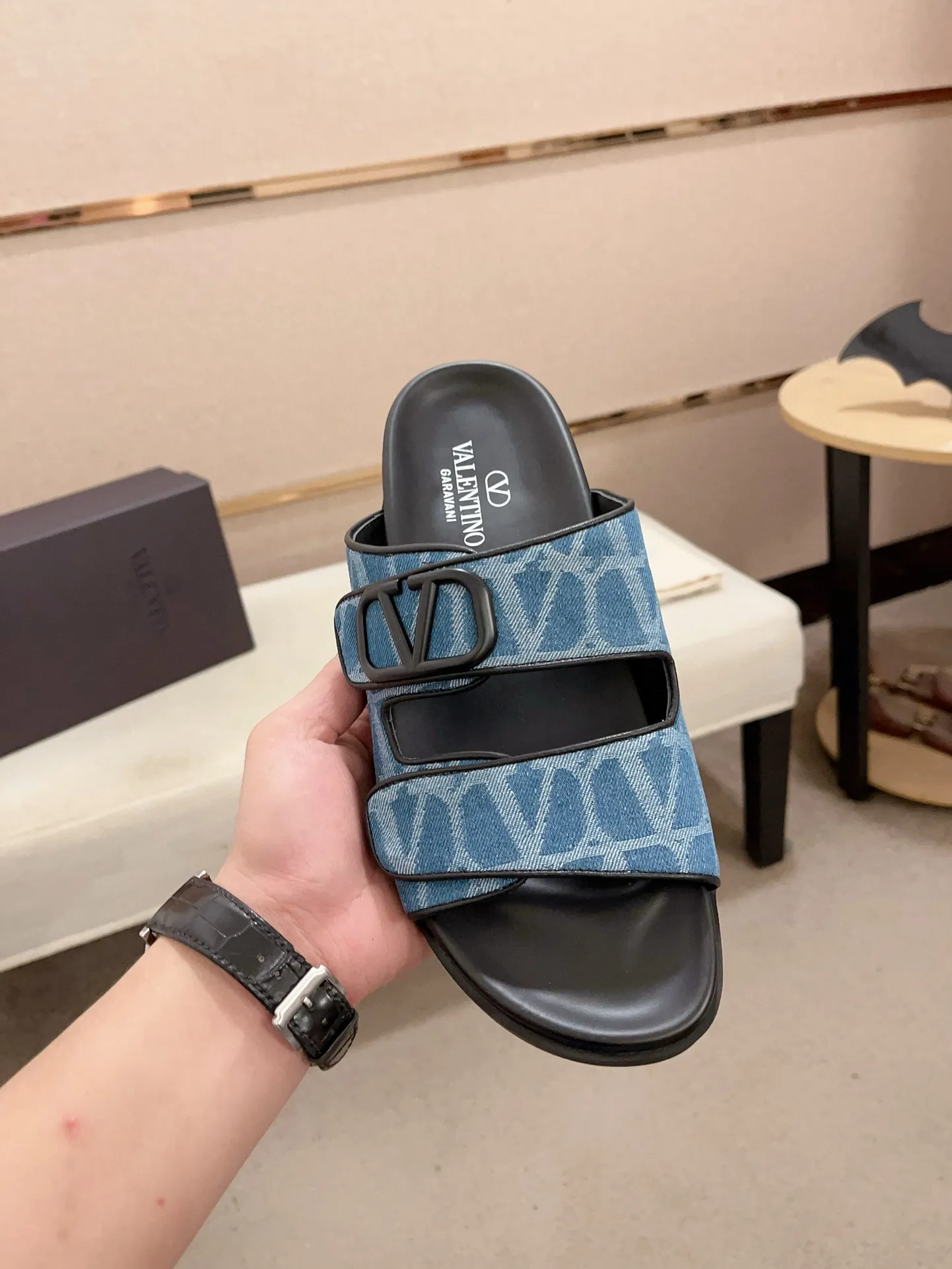 Men's shoes💰: 440💰[Valentino] New men's boutique slippers, counter quality, classic plaid, the actual workmanship is quite complex🔰The uppers are made of imported fabrics➕🐑Sheepskin lining, which tests the craftsman's craftsmanship➕original PU outsole. Size: 38-44 (45 can be customized, non-refundable)